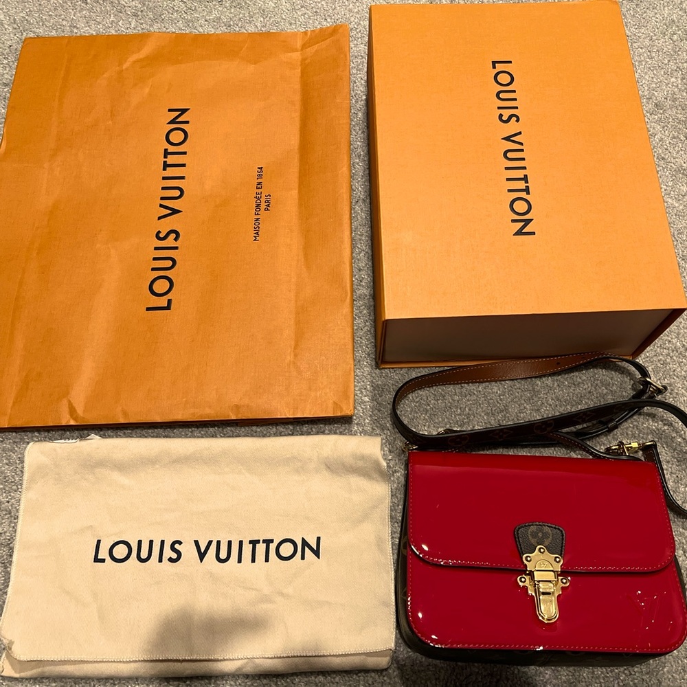 LOUIS VUITTON

Louis Vuitton Cherrywood PM Monogram Vernis
Red